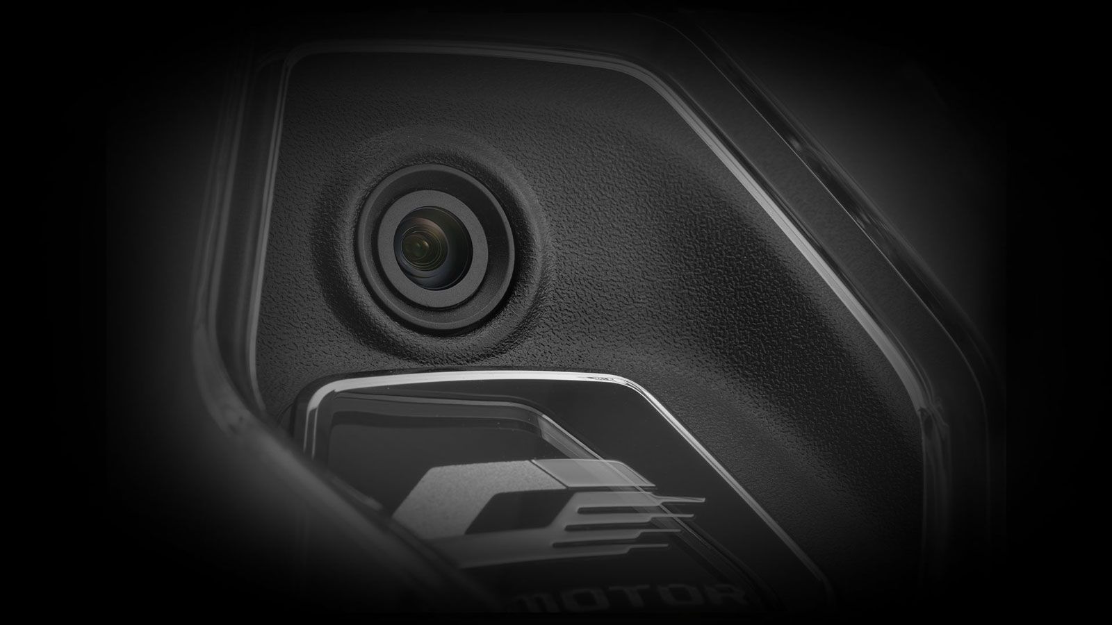 εχωριστή λεπτομέρεια αποτελεί η ενσωματωμένη κάμερα καταγραφής διαδρομής, ένα χαρακτηριστικό που προσφέρει ασφάλεια και χρησιμότητα στην καθημερινή χρ