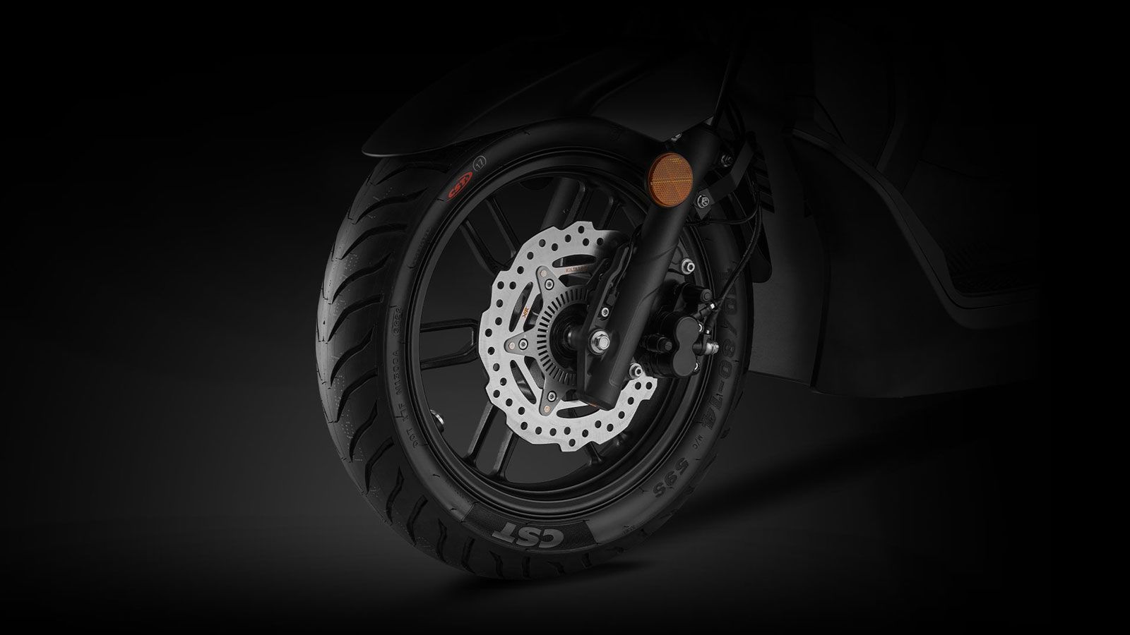 Τα φρένα αποτελούνται από δίσκο 240 mm εμπρός με διπίστονη δαγκάνα και δίσκο 225 mm πίσω, με δικάναλο ABS για υψηλά επίπεδα ασφάλειας. Σημαντική λεπτο