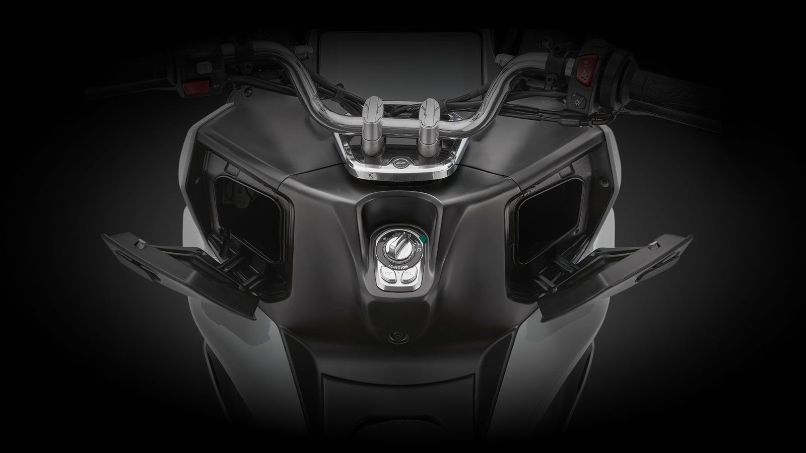 Η ποδιά διαθέτει δύο ντουλαπάκια, με το αριστερό να ενσωματώνει διπλή θύρα USB (Type A & Type C).