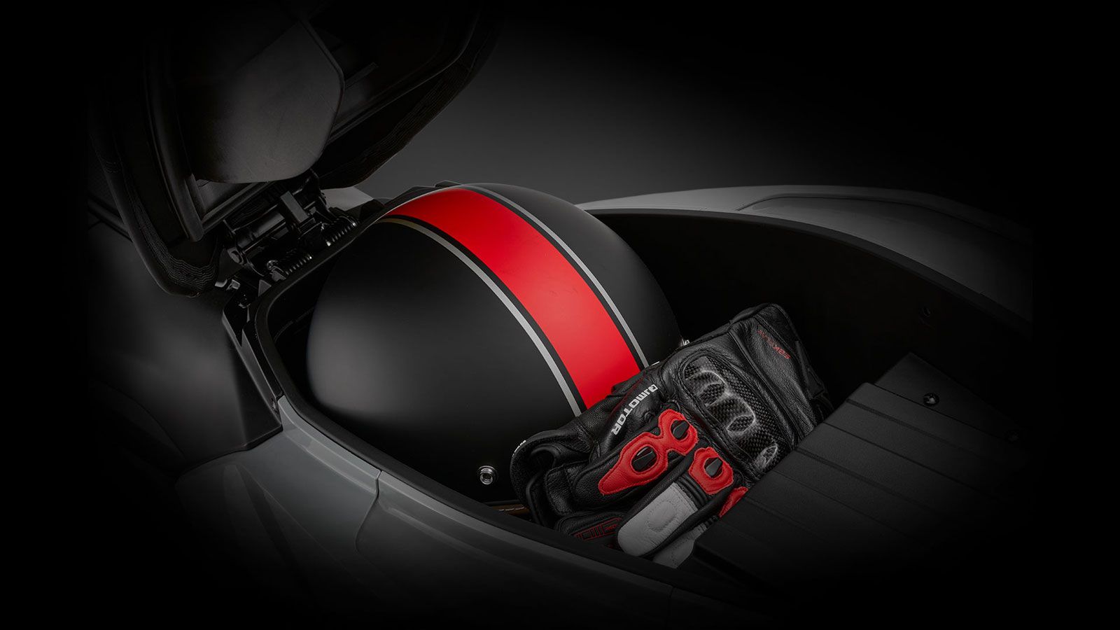 Ο χώρος κάτω από τη σέλα χωράει κράνος, ενώ το εργοστασιακό ομοιόχρωμο top box 33 λίτρων δίνει επιπλέον αποθηκευτικές δυνατότητες με το ίδιο κλειδί το