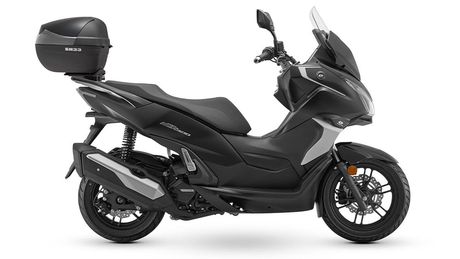 Με βάρος 205 κιλά και ύψος σέλας 780 χλστ., το scooter ισορροπεί ανάμεσα σε άνεση και ευχρηστία.