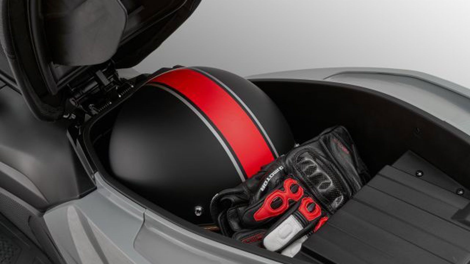 Στον τομέα του εξοπλισμού, το MTX 300 επιβεβαιώνει τη φήμη της QJMotor για πλούσια βασική προσφορά. Διαθέτει ηλεκτρικά ρυθμιζόμενη ζελατίνα, θερμαινόμ