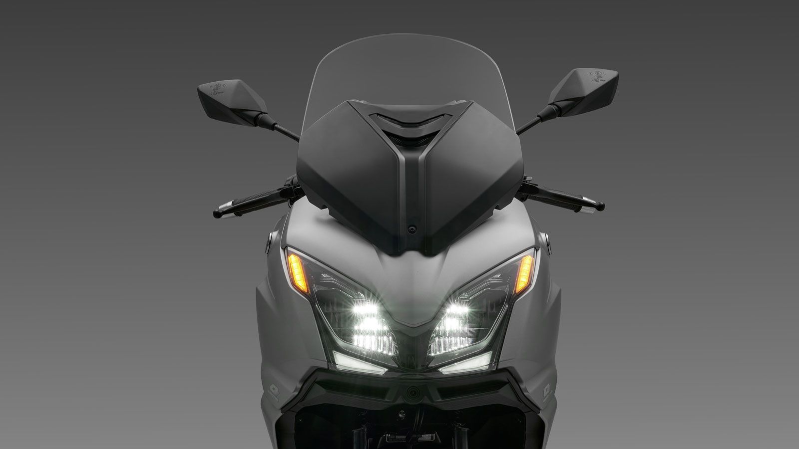 Ο σχεδιασμός του είναι αιχμηρός και δυναμικός, με επιβλητική σιλουέτα, μεγάλους χώρους ποδιών και άνετη θέση οδήγησης, ακολουθώντας τη λογική των tour