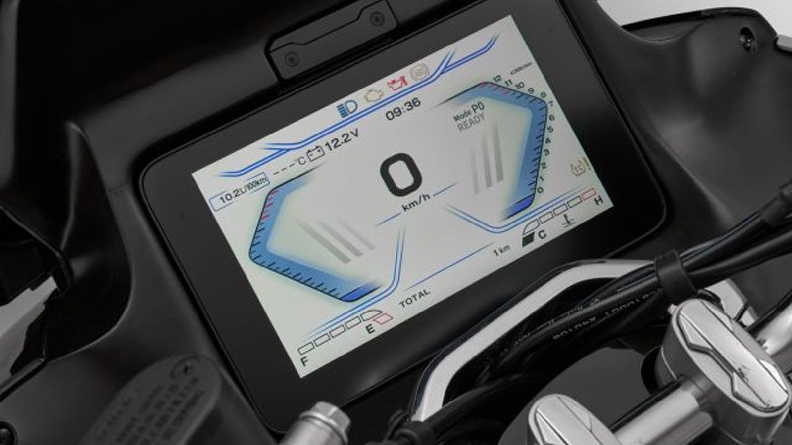 Ο φωτισμός είναι πλήρως LED, ενώ ο πίνακας οργάνων αποτελείται από μια ευδιάκριτη έγχρωμη TFT οθόνη 7 ιντσών.