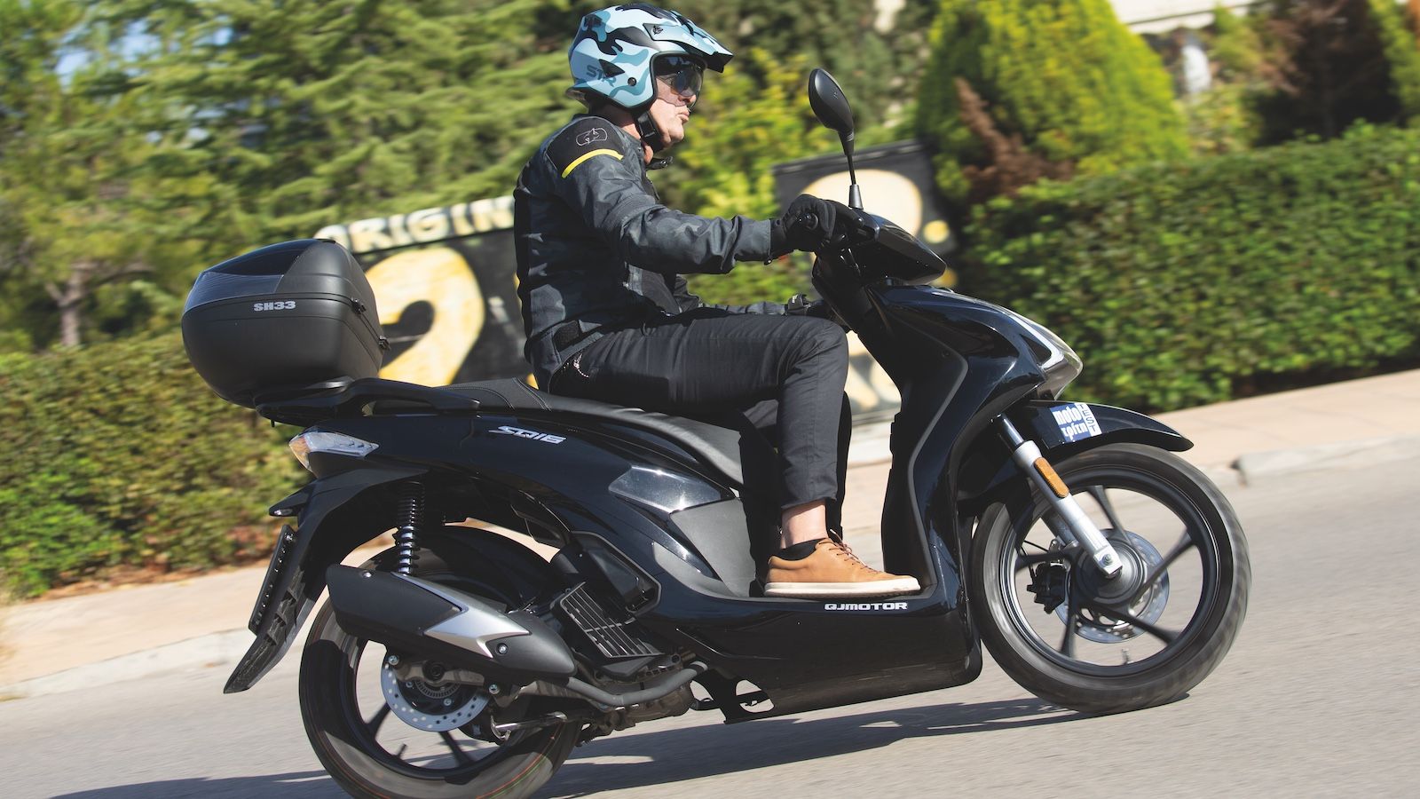 Σταθερό και ταυτόχρονα ευέλικτο, με μια εξαιρετική οδηγική συμπεριφορά που δείχνει ένα μελετημένο κέντρο βάρους.