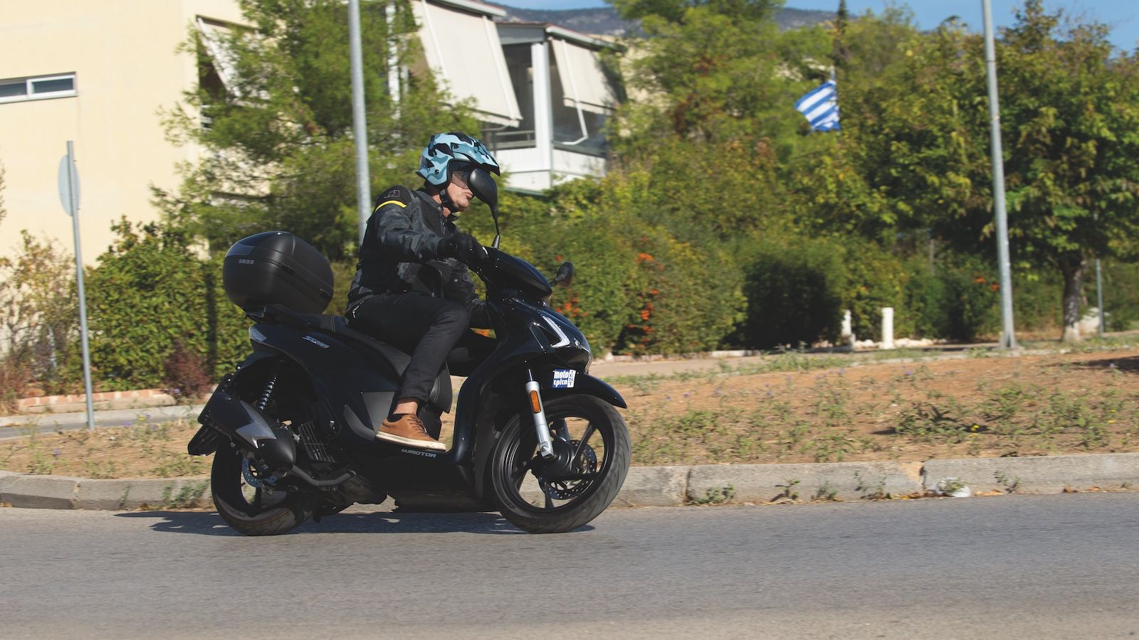 Οι αναρτήσεις έχουν πάρα πολύ καλή λειτουργία, καταπίνοντας πολλές από τις ανωμαλίες του δρόμου και κάνοντας τη διαδρομή πολύ πιο άνετη για αναβάτη κα