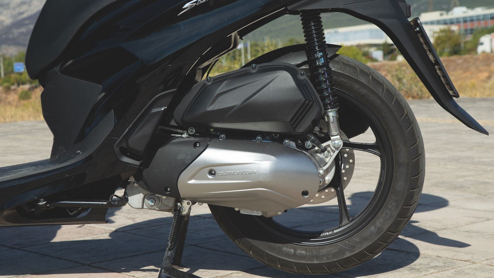 H QJMOTOR παίζει με αυτά τα όρια και μας δίνει για άλλη μια φορά τον πιο δυνατό κινητήρα της κατηγορίας.