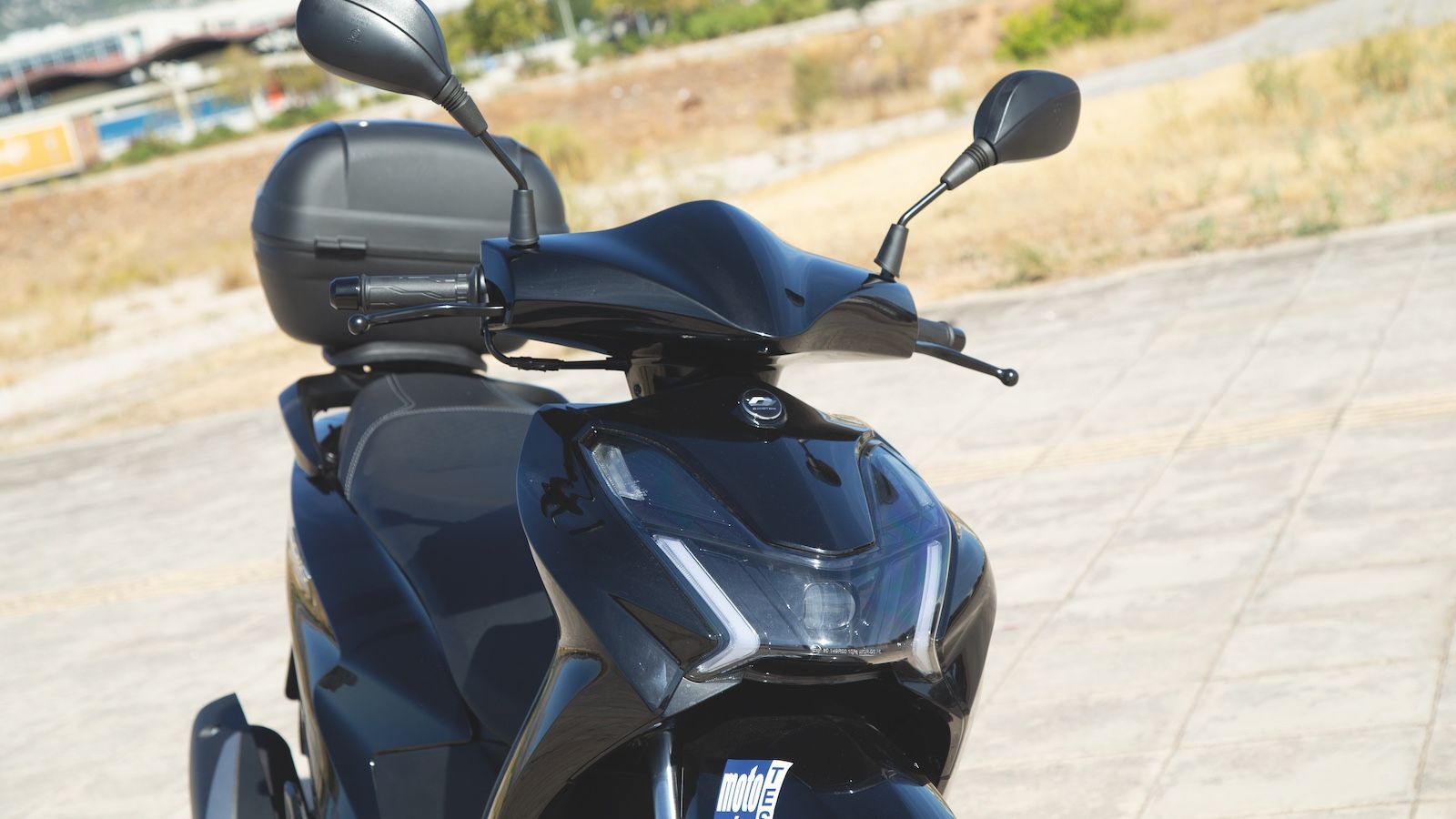 Iδιαίτερη σχεδίαση του LED φωτιστικού σώματος μπροστά με τα φλας να βρίσκονται ψηλά.