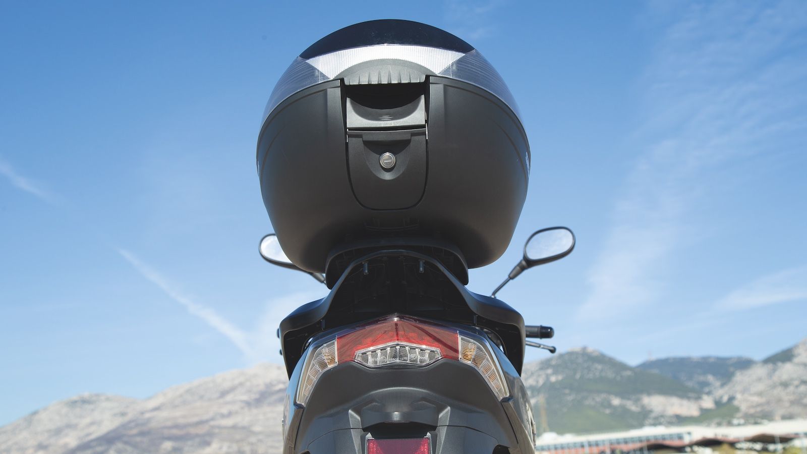 Aνασηκωμένη ουρά που φιλοξενεί τη μπαγκαζιέρα 33 λίτρων, η οποία περιλαμβάνεται στον στάνταρ εξοπλισμό.