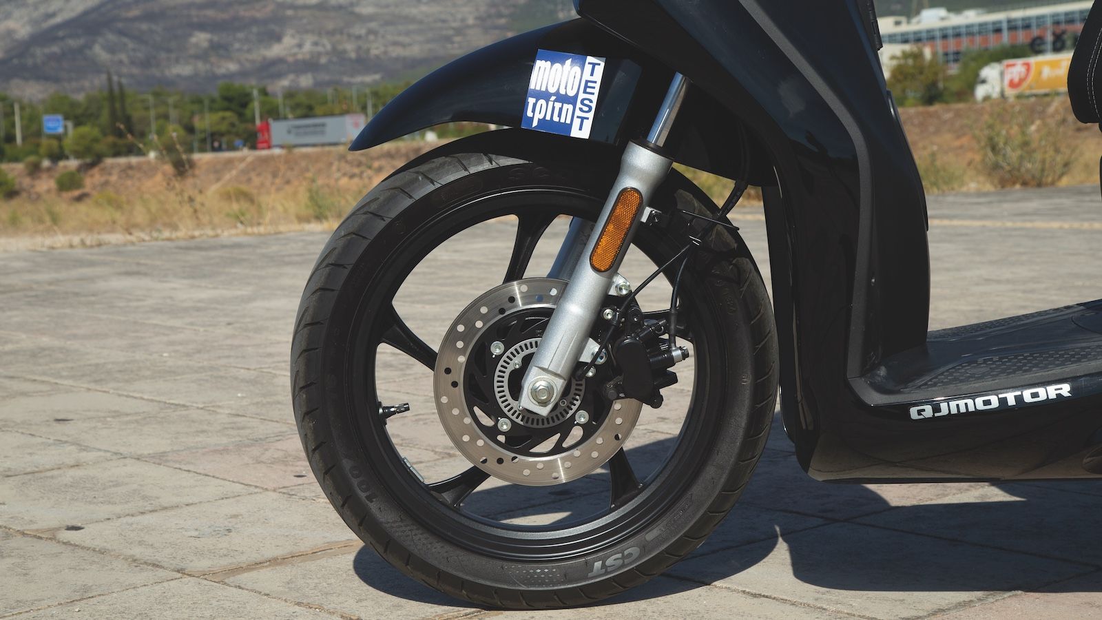 Το σταμάτημα του SQ16 αναλαμβάνουν ένας δίσκος 240mm μπροστά και ένας δίσκος 240mm πίσω, με ένα δικάναλο ABS να επιβλέπει την όλη διαδικασία.