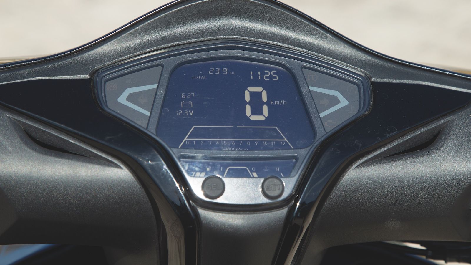 Μια ευανάγνωστη LCD οθόνη περιέχει όλες τις απαραίτητες πληροφορίες, δομημένες με έναν απλό και κατανοητό τρόπο.