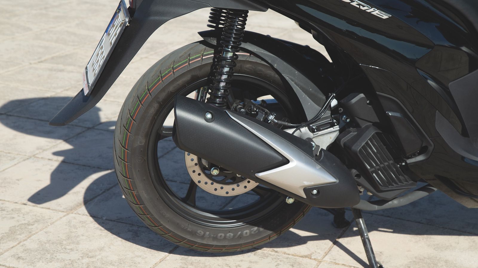 Διπλά ρυθμιζόμενα αμορτισέρ διαμέτρου 32mm στο πίσω μέρος.