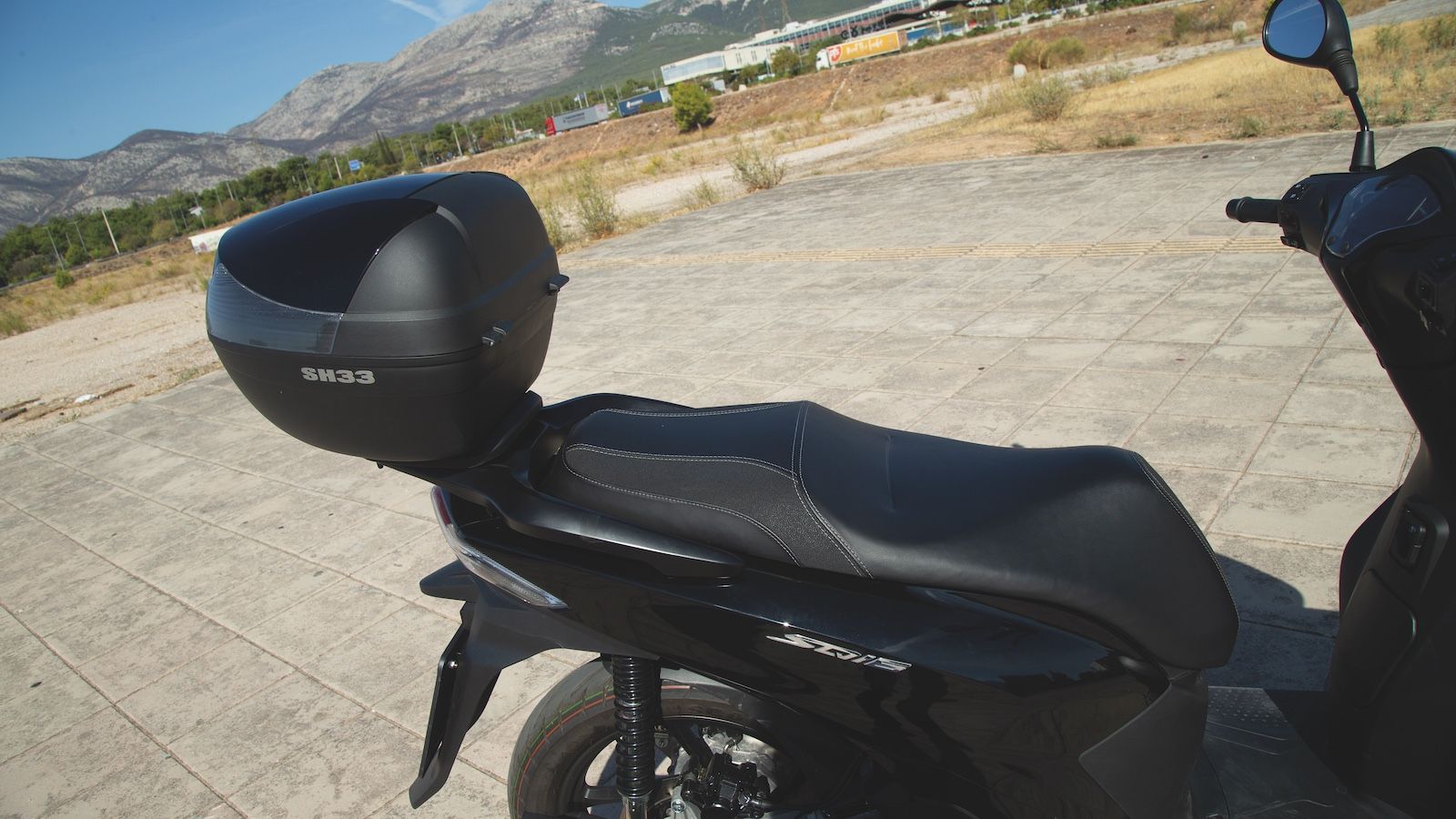 Η σέλα είναι μεγάλη και άνετη, τόσο για τον αναβάτη όσο και για τον συνεπιβάτη.