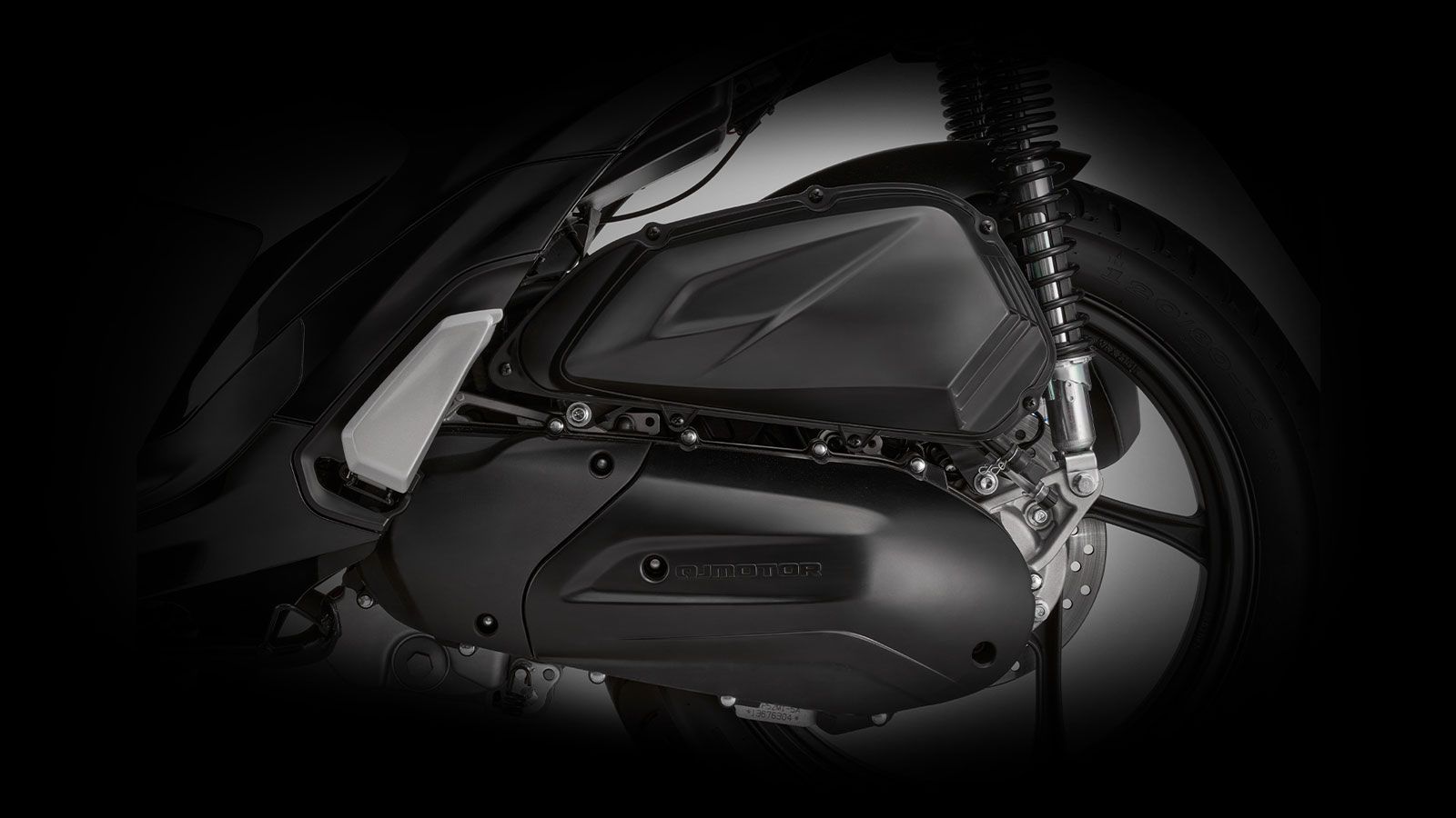 Το νέο QJMotor SQ 200 Top-Box εξοπλίζεται με τετραβάλβιδο, υγρόψυκτο κινητήρα 200 κ.εκ., ο οποίος αποδίδει 18 ίππους στις 8.500 σ.α.λ. και 15 Nm ροπής