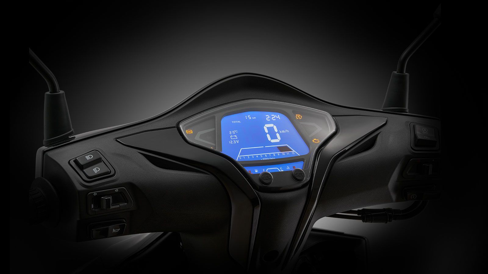 Ο ψηφιακός LCD πίνακας οργάνων με ευανάγνωστες ενδείξεις (ταχύτητα, στροφές, ώρα, θερμοκρασία, στάθμη καυσίμου, τάση μπαταρίας) προσφέρει σαφή πληροφό