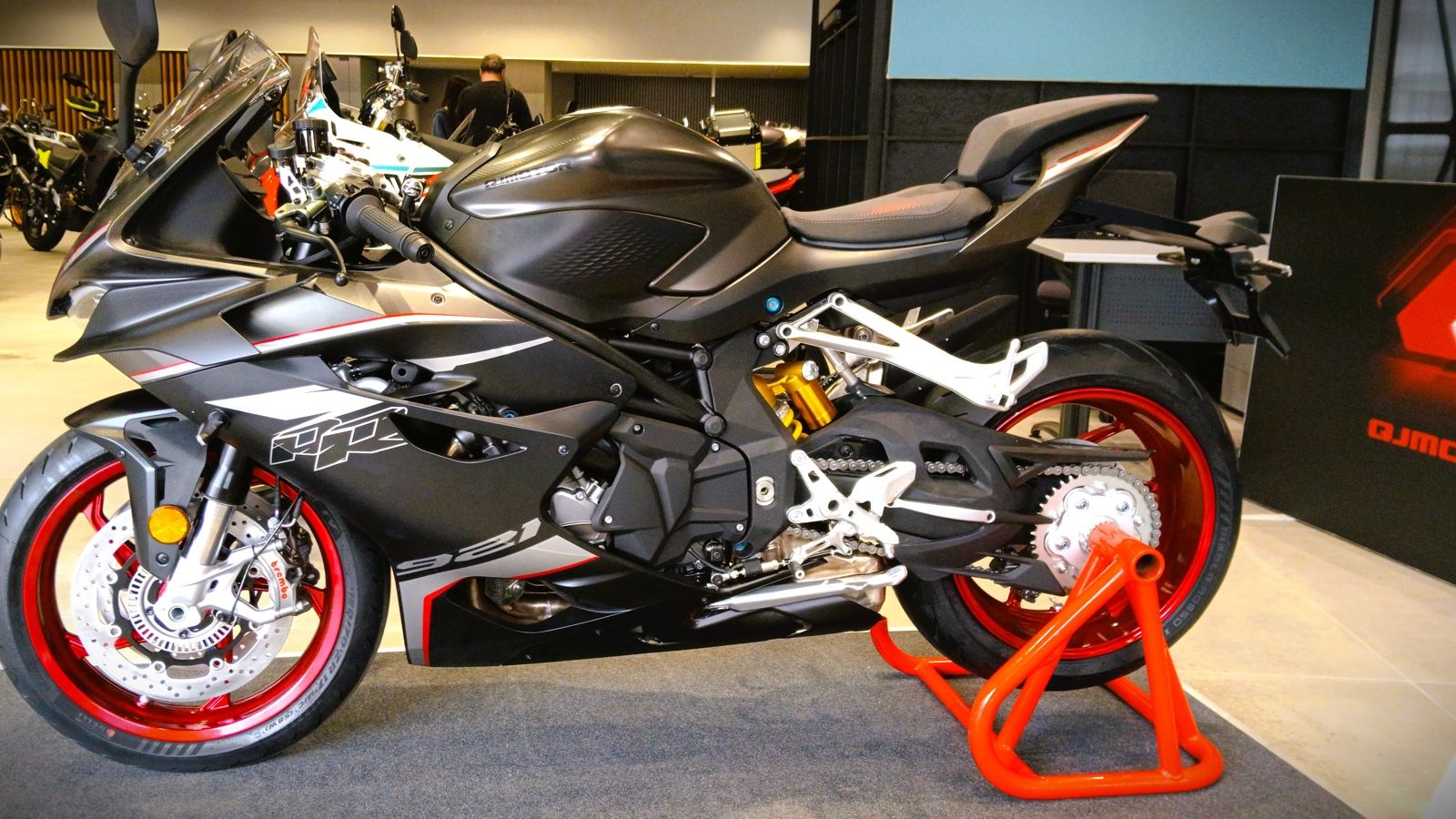 Δείτε από κοντά την QJMOTOR SRK 921 RR στο ATHENS MOTO HALL