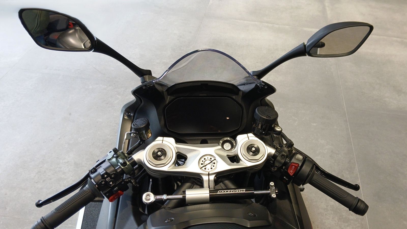 Δείτε από κοντά την QJMOTOR SRK 921 RR στο ATHENS MOTO HALL