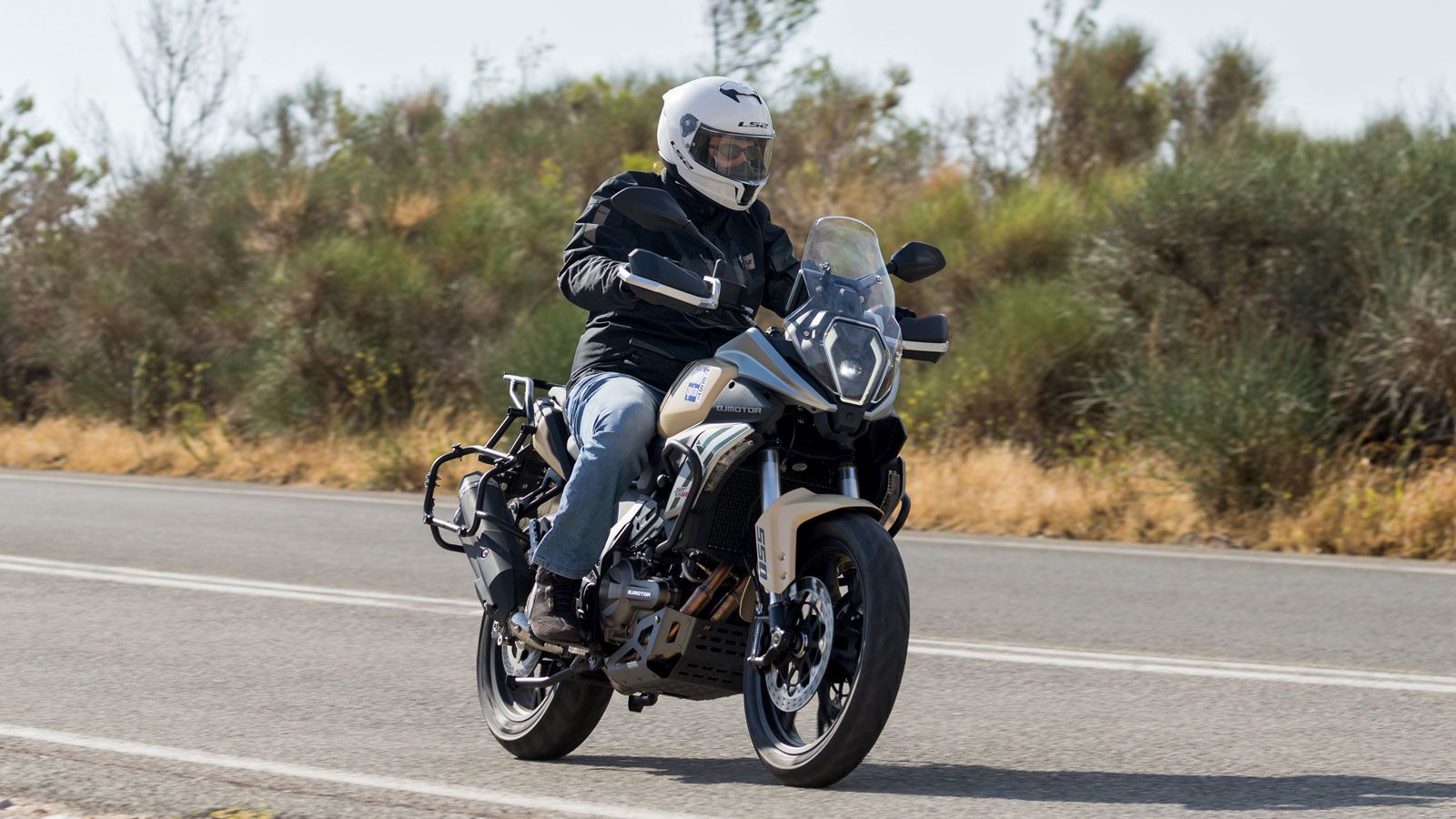 Η δήλωση «η καλύτερη μοτοσυκλέτα της QJMOTOR», αφορά τα προχωρήματα που έγιναν στην ποιότητα κατασκευής, στον κινητήρα και σε όλα τα επιμέρους μέρη τη