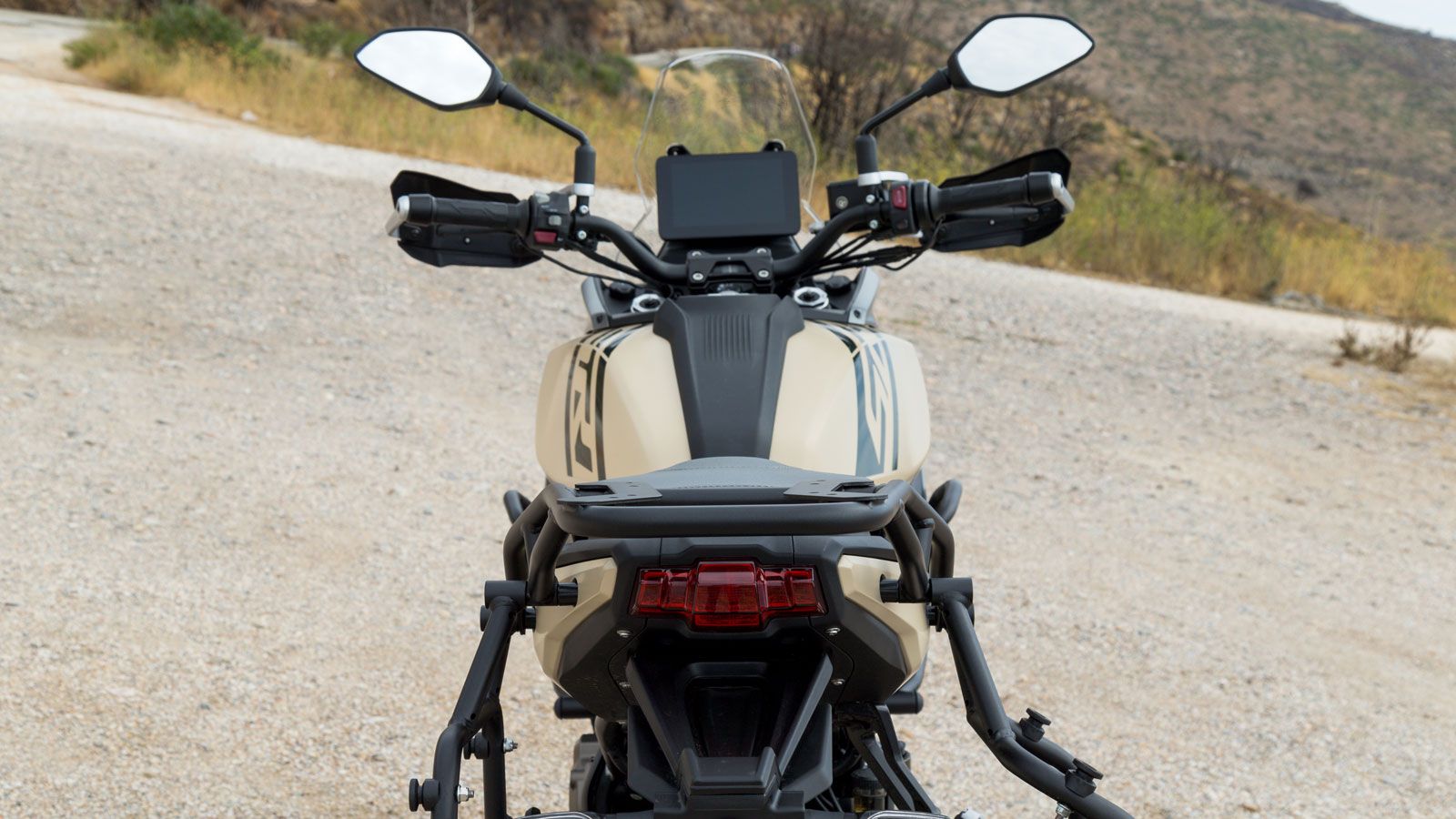 QJMOTOR SRT 550 S πίσω μεριά.