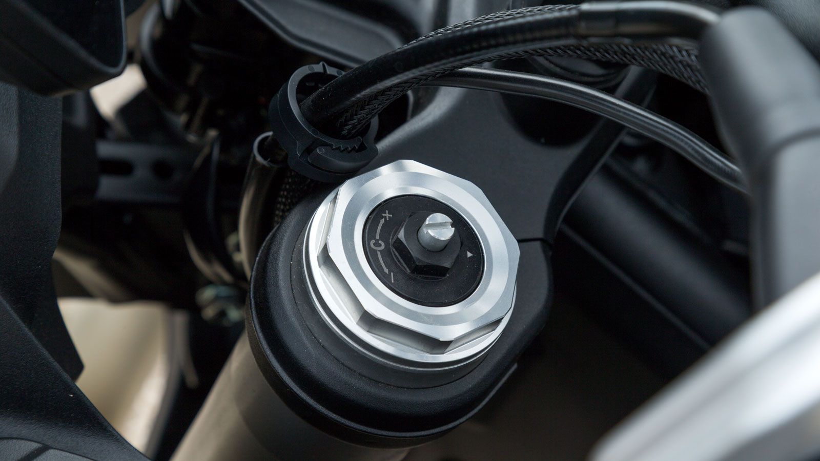 Στον τομέα των αναρτήσεων βρίσκουμε ένα πλήρως ρυθμιζόμενο ανεστραμμένο πιρούνι 41mm της Marzocchi και ένα μονοσόκ αμορτισέρ στο πίσω μέρος με δυνατότ