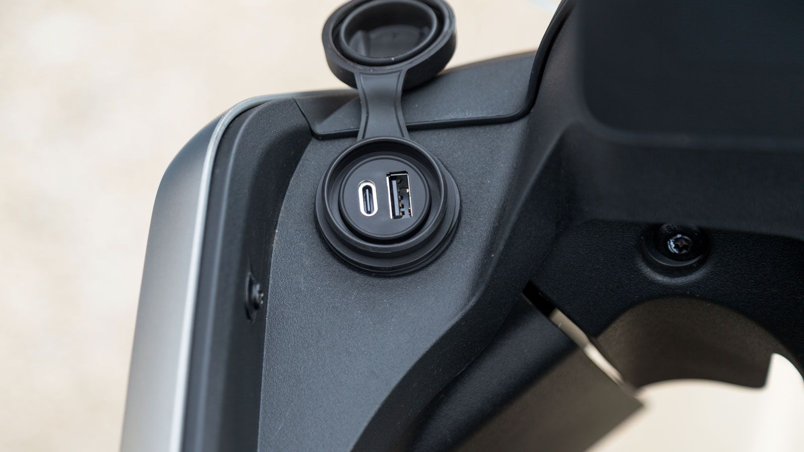 Θύρα φόρτισης USB.