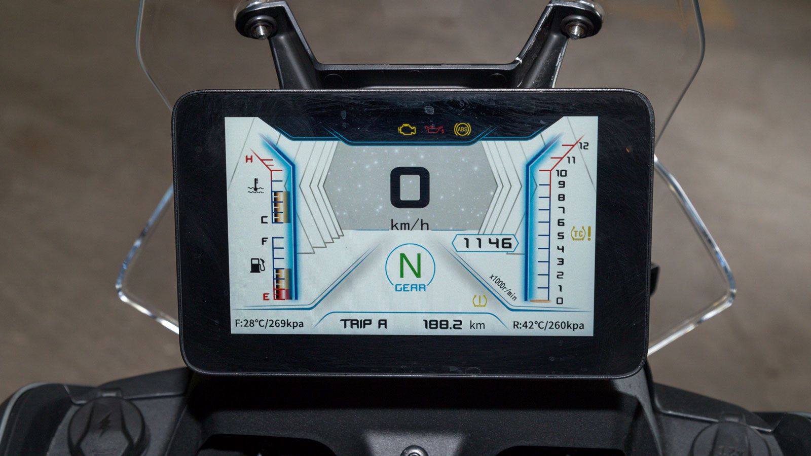 Μια πλούσια σε πληροφορίες έγχρωμη TFT οθόνη 7” αναλαμβάνει την πληροφόρηση του αναβάτη, με την φωτεινότητα σε κόντρα συνθήκες να έχει βελτιωθεί