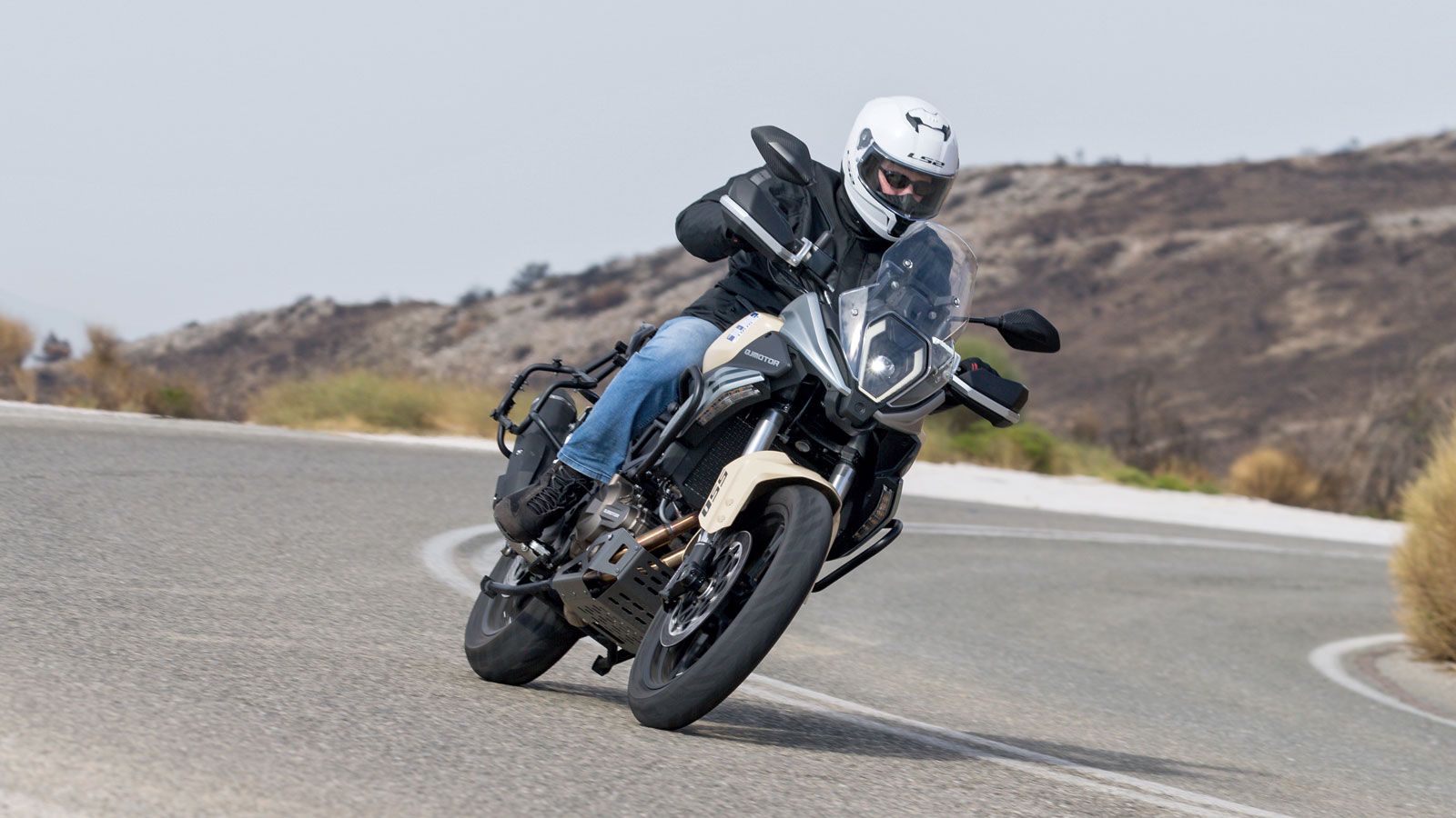 H σέλα του αναβάτη είναι άνετη (το μερίδιο του συνεπιβάτη όμως λίγο πιο σκληρό από ότι θα θέλαμε) με τα μαρσπιέ να δημιουργούν φυσικές γωνίες για τα π