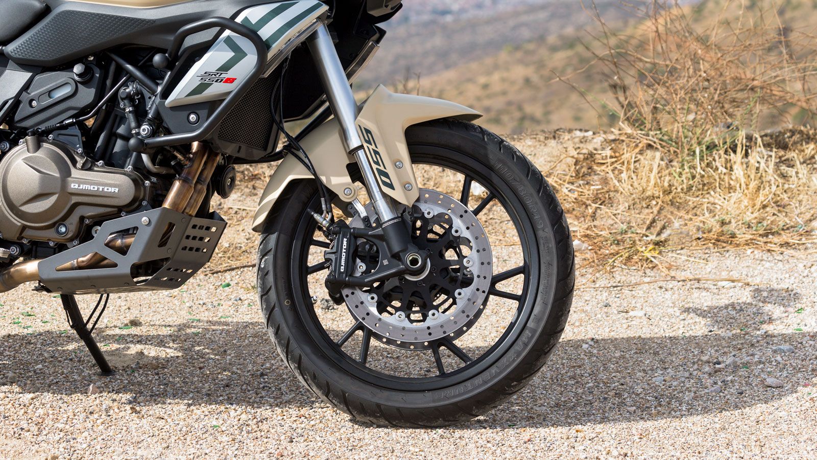 Τα φρένα αποτελούνται από 2 δίσκους των 320mm μπροστά και έναν δίσκο των 260mm πίσω, με την διαδικασία του φρεναρίσματος να επιβλέπεται από δικάναλο A