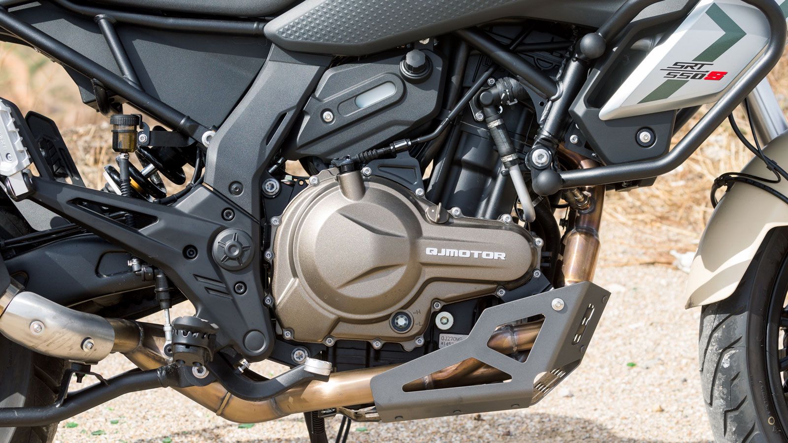 Η μονάδα που δίνει ζωή στην QJMOTOR SRT 550 S αποτελείται από έναν υγρόψυκτο, τετραβάλβιδο, δικύλινδρο εν σειρά κινητήρα 554cc με δύο επικεφαλής εκκεν