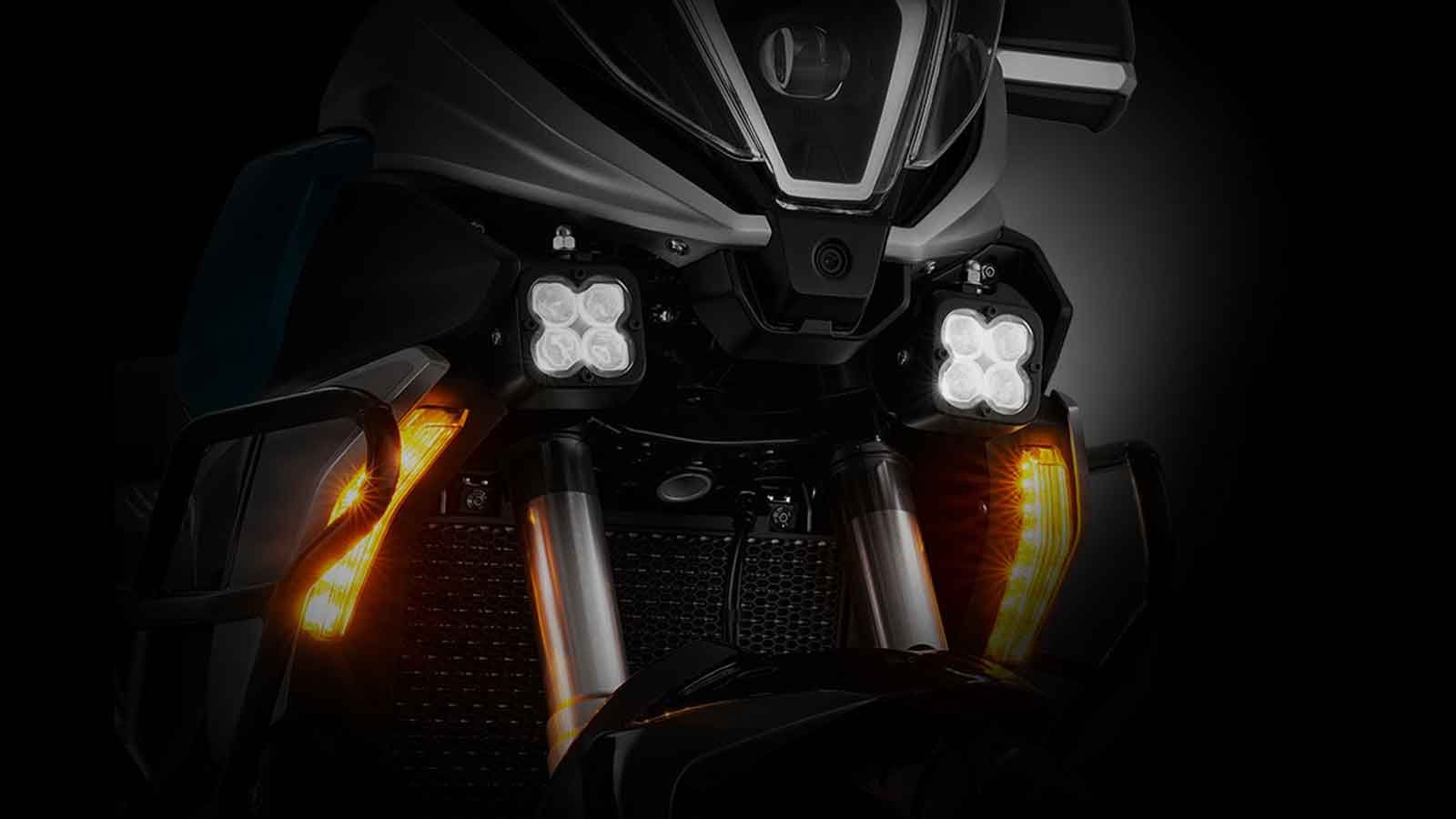  Οι αναρτήσεις υπογράφονται από τη Marzocchi, με πλήρως ρυθμιζόμενο ανεστραμμένο πιρούνι 41mm μπροστά και μονό αμορτισέρ πίσω