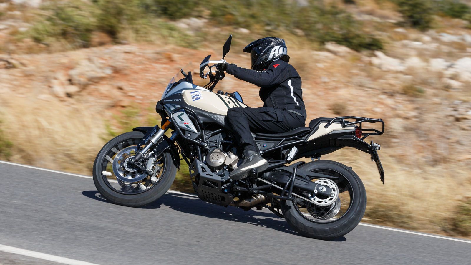 Τα μαρσπιέ δημιουργούν σωστές, φυσικές γωνίες, το τιμόνι είναι τοποθετημένο ψηλά, χαρακτηριστικό που λογικά θα σε κουράσει σε πολύωρες διαδρομές, αλλά