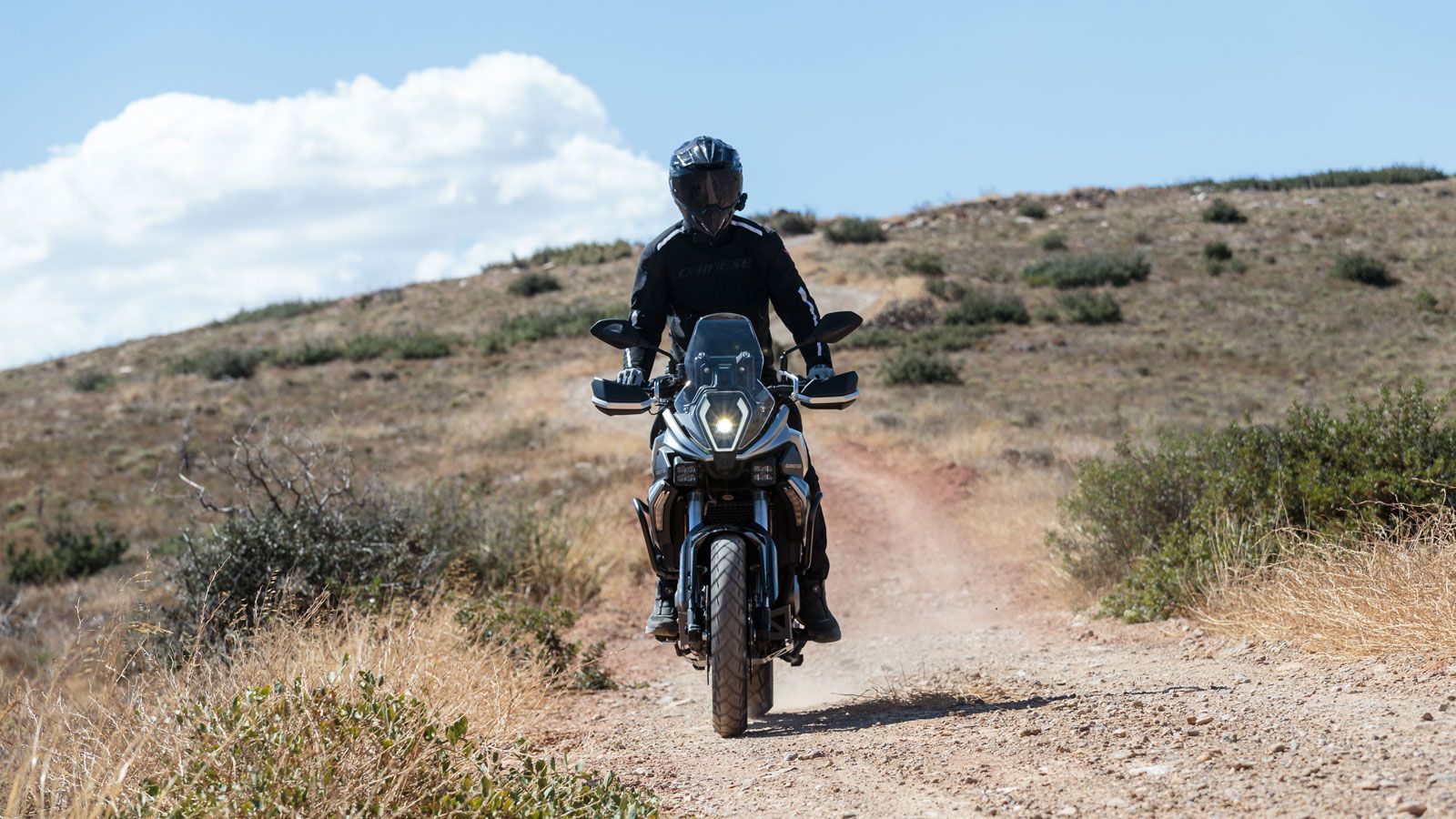 Το βεντιλατέρ κάνει συχνά αισθητή τη παρουσία του μέσα στη κίνηση, με μέρος της θερμότητας να κατευθύνεται προς τα πόδια του αναβάτη, χωρίς ωστόσο να 