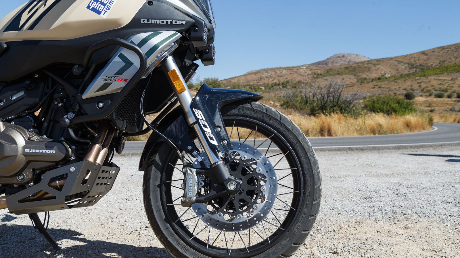  μοτοσυκλέτα φέρει μπροστινό τροχό 19 ιντσών και πίσω 17 ιντσών, αμφότερους ακτινωτούς, ενώ τα ελαστικά πρώτης τοποθέτησης είναι τα Tourance της Metze