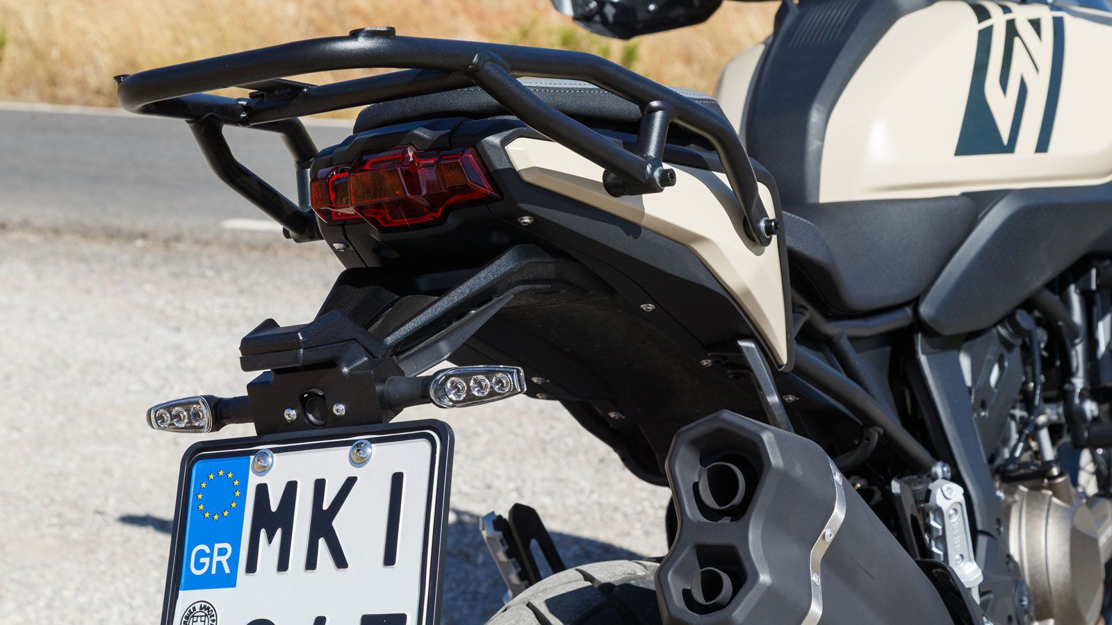 Λεπτομέρεια, που επίσης μας άρεσε είναι πως το τελικό της εξάτμισης είναι σε μαύρο ματ χρώμα, ξεφεύγοντας από την ασφαλή λύση του «ασημί»