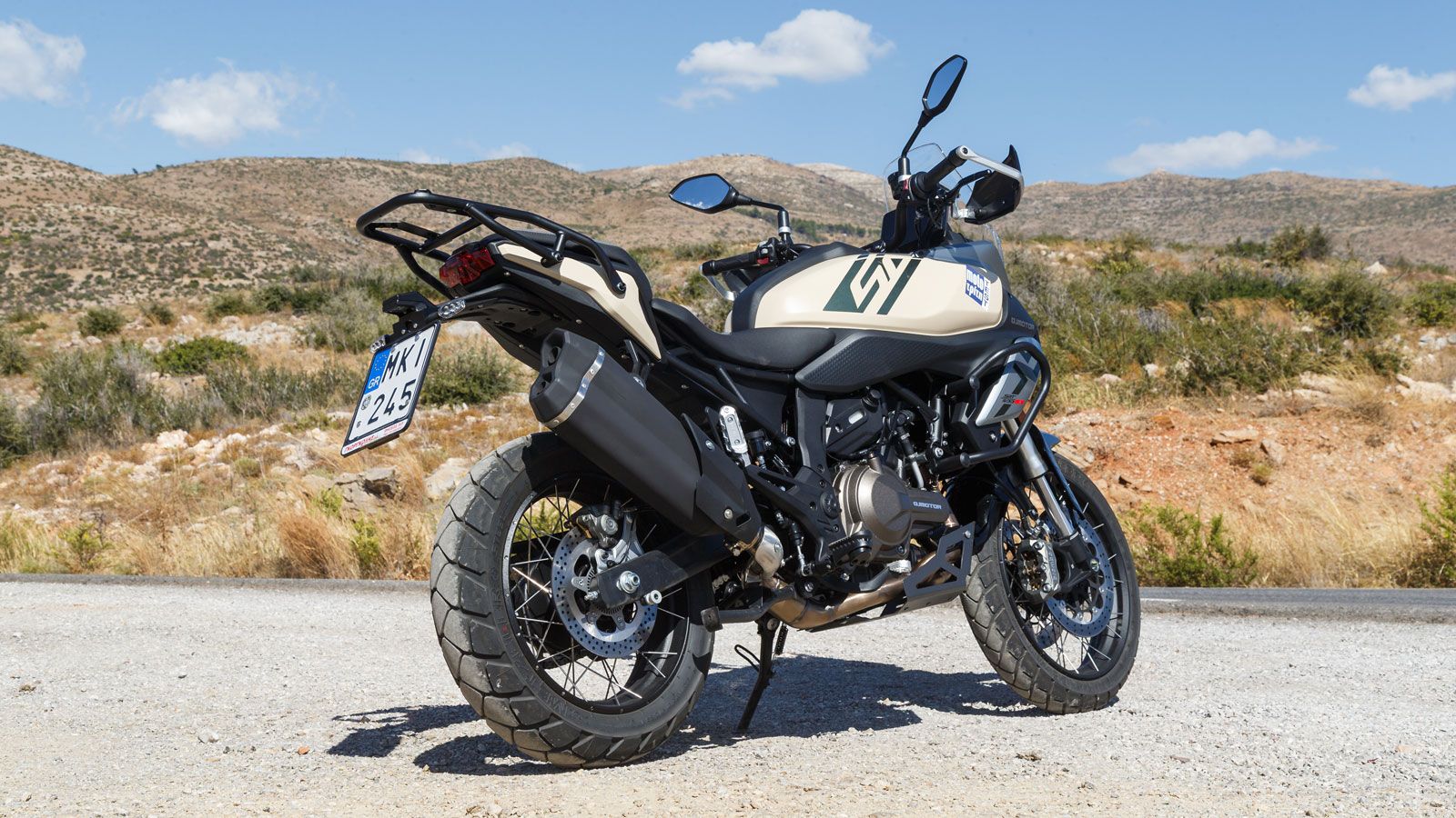 Τέλος, η ποδιά αν και πρώτης τοποθέτησης, είναι στιβαρή, θα αντέξει κακουχίες και όντας μαύρη ταιριάζει απόλυτα με το υπόλοιπο σύνολο. Η QJMOTOR δείχν