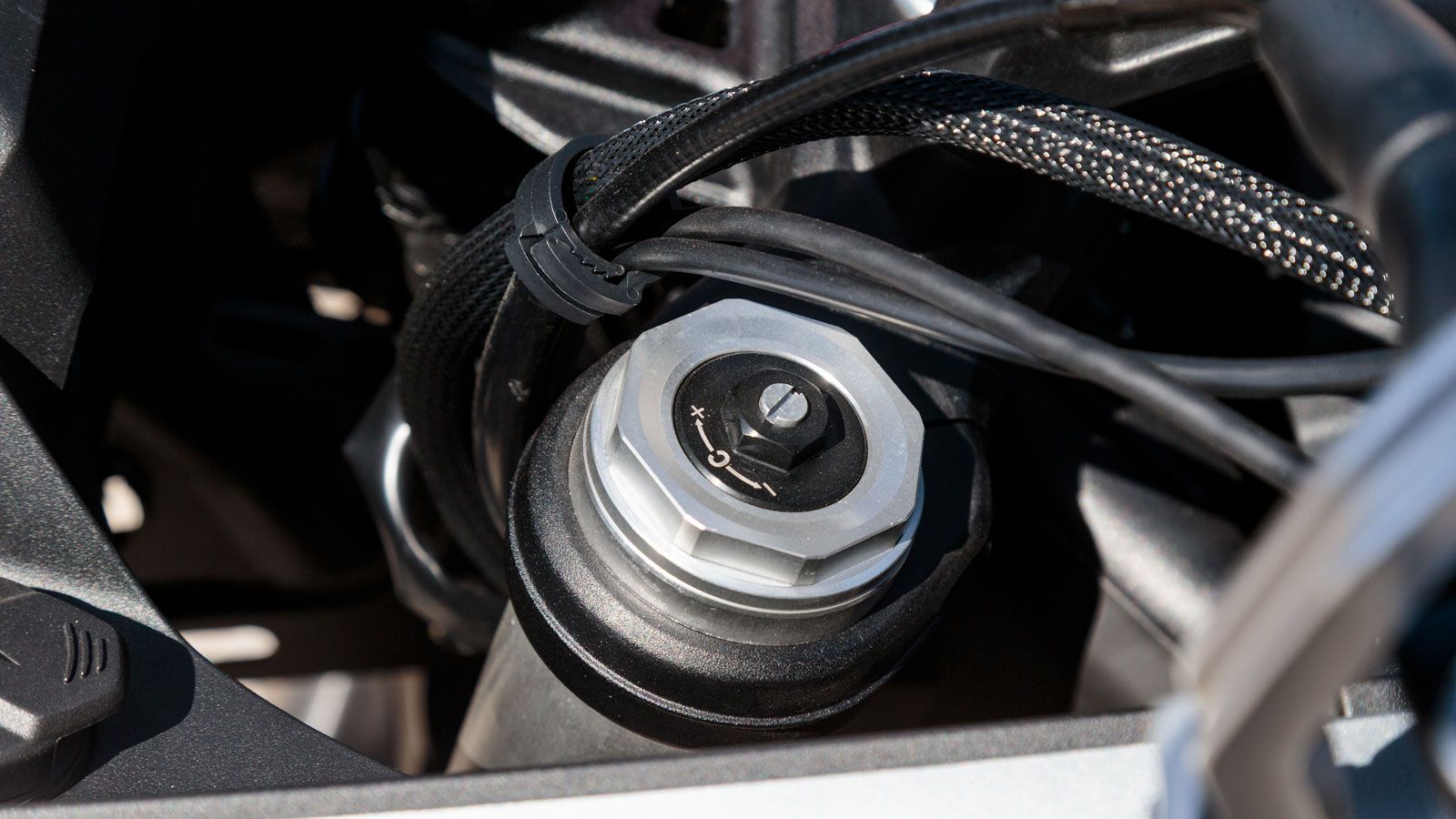 Συνεργάζεται με ένα πλήρως ρυθμιζόμενο ανεστραμμένο πιρούνι της Marzocchi μπροστά (με διαδρομή 145 mm) και ένα monoshock αμορτισέρ της ίδιας εταιρείας