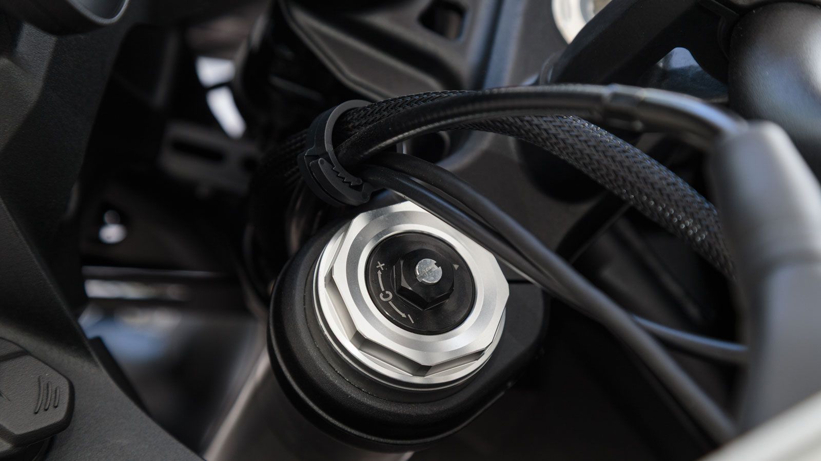 Το πλαίσιο του μοντέλου είναι ατσάλινο χωροδικτύωμα με ξεχωριστό υποπλαίσιο, είναι στιβαρό και άκαμπτο σε όλες τις συνθήκες.