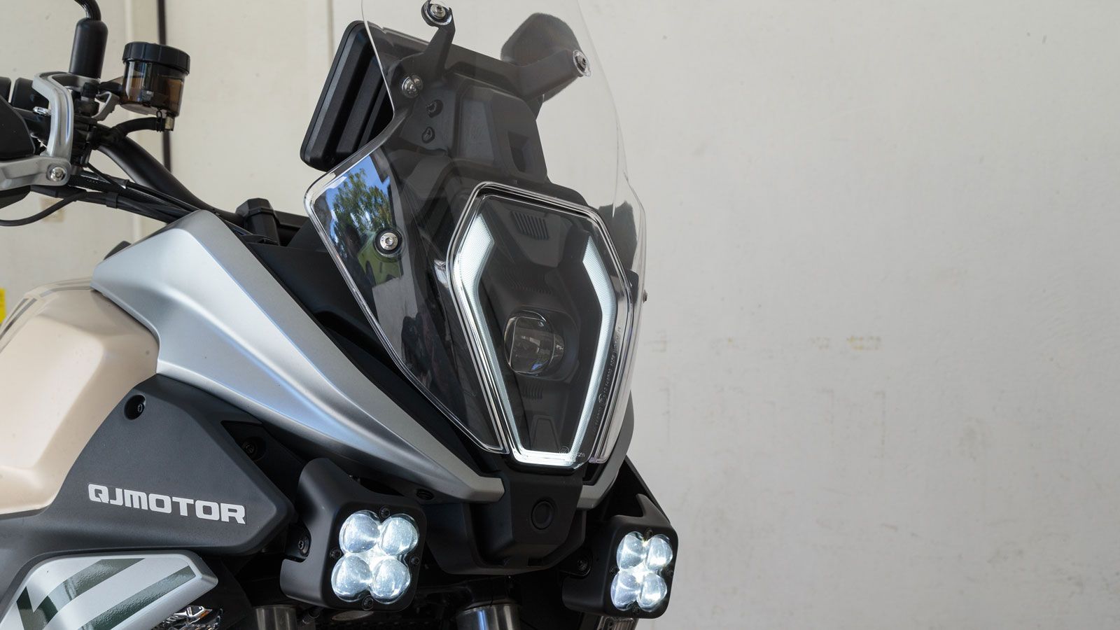 Το πιο εντυπωσιακό επάνω της, είναι ο προβολέας που έχει χωθεί μέσα στη πρόσοψη και το όλο μπροστινό μέρος δένει αρμονικά με την ζελατίνα και τις χούφ