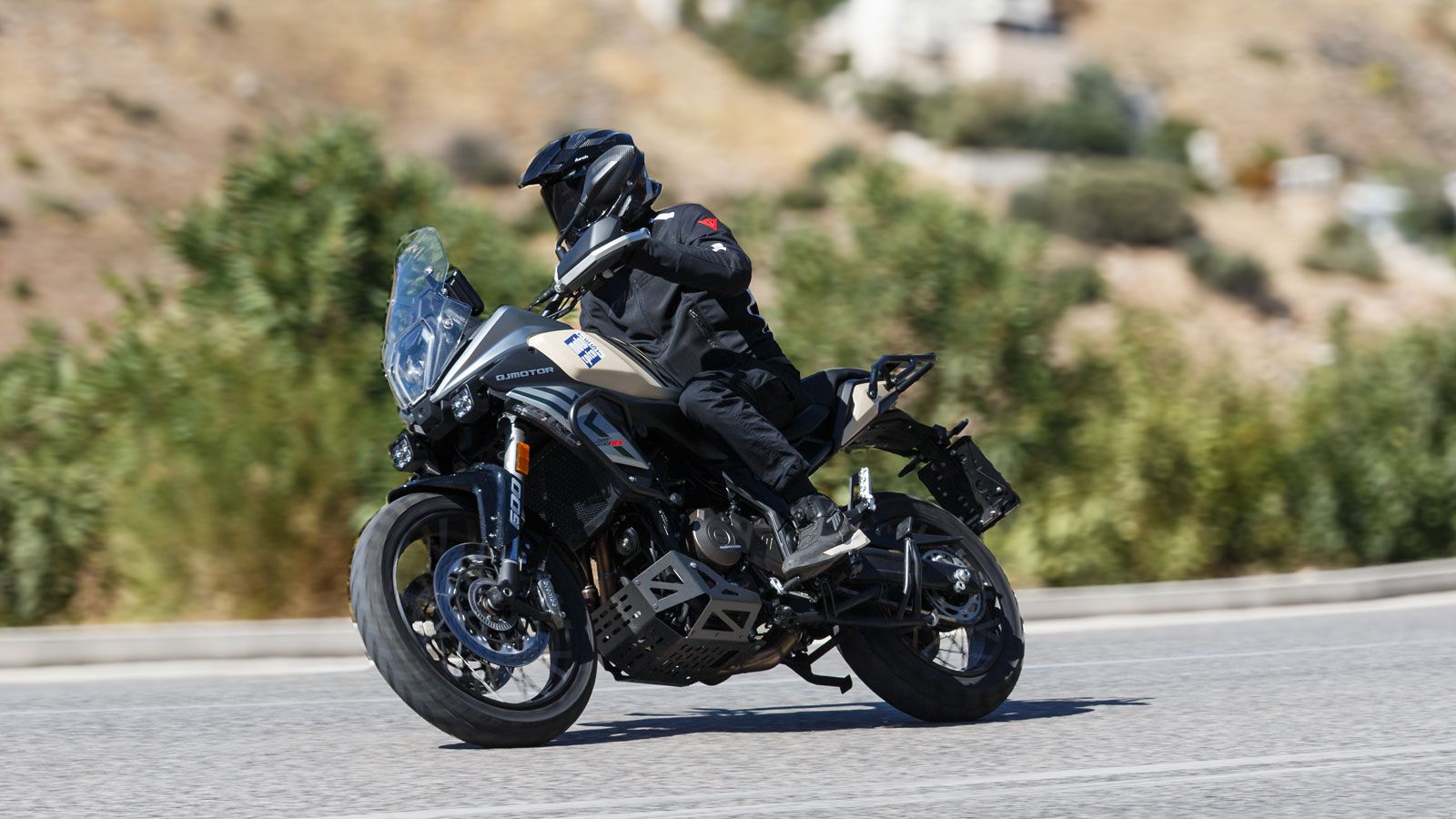 Με το νέο SRT 600SX, η QJMOTOR ανεβάζει τον πήχη στις Α2 adventure / on-off, προσφέροντας ένα σύνολο που συνδυάζει στιβαρότητα, ποιότητα και ώριμη οδι