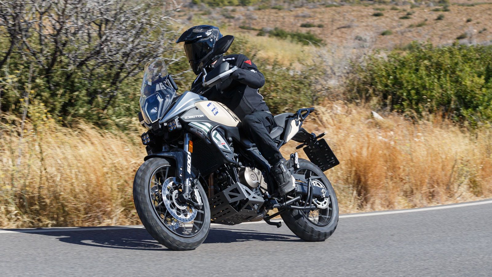 Έχουμε βρεθεί στη σέλα των περισσότερων μοτοσυκλετών της QJMOTOR και μπορούμε να πούμε πως το SRT 600SX είναι ένα από τα μοντέλα που μας διασκέδασαν π