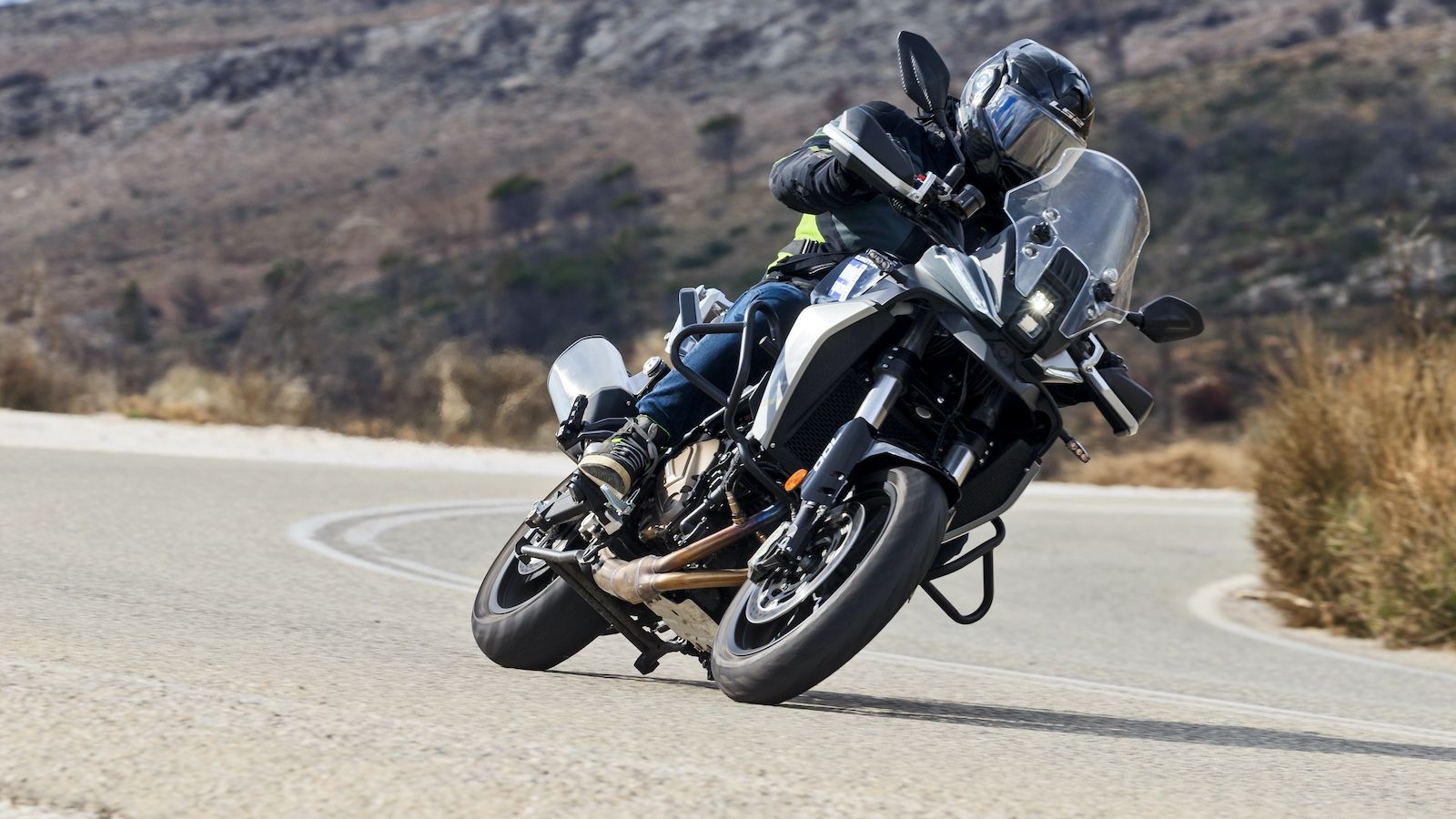 QJMOTOR SRT 700S - Σε αυτήν λοιπόν, την «καυτή» κατηγορία των τουριστικών μοτοσυκλετών με ασφάλτινη κατεύθυνση μπαίνει και η ανανεωμένη QJMOTOR SRT 70