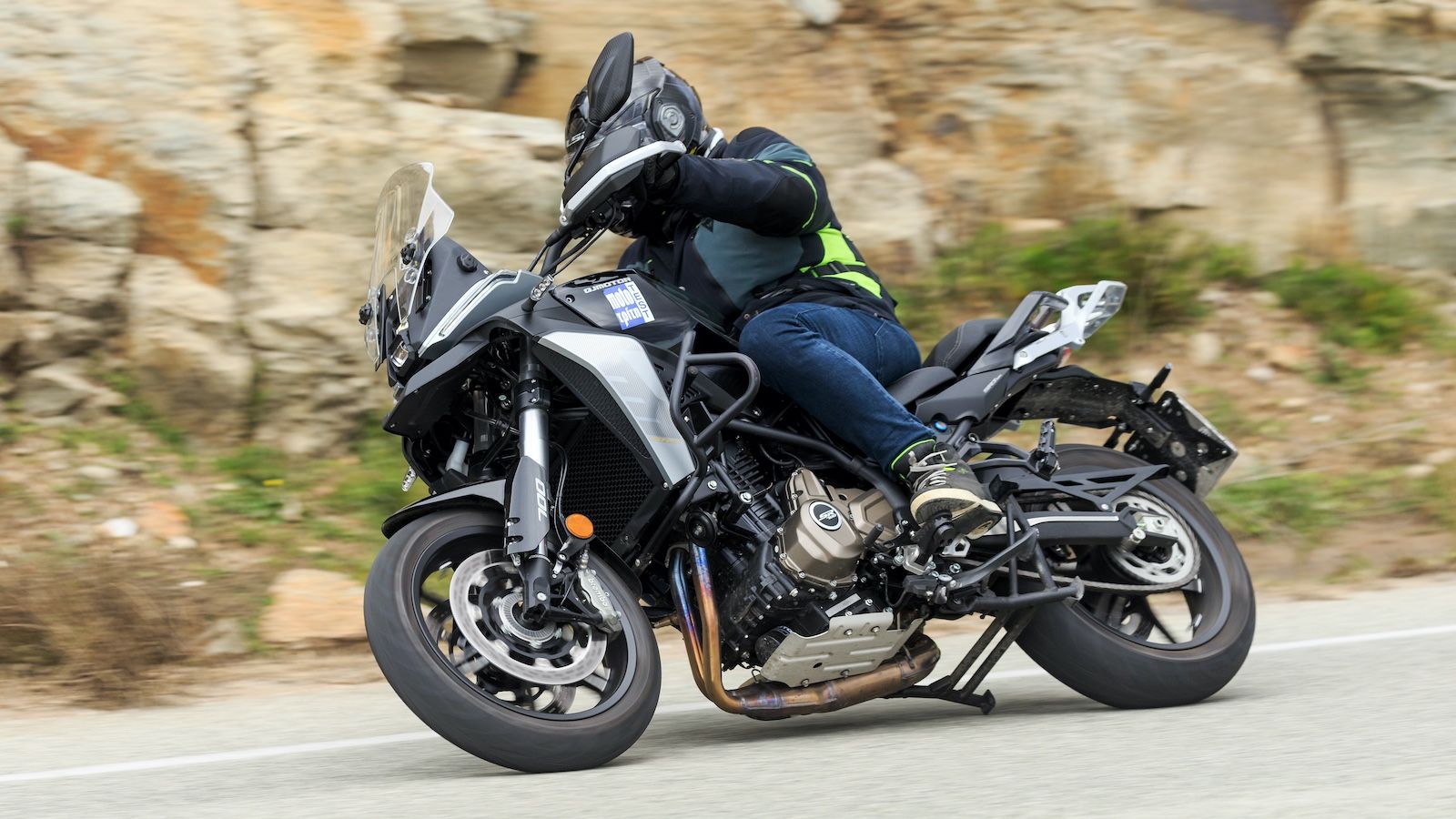 Ως ψηλή μοτοσυκλέτα, προσφέρει άνεση στην πολύωρη οδήγηση, καλή εποπτεία του δρόμου και αυξημένη προστασία από τις ανωμαλίες των δρόμων.