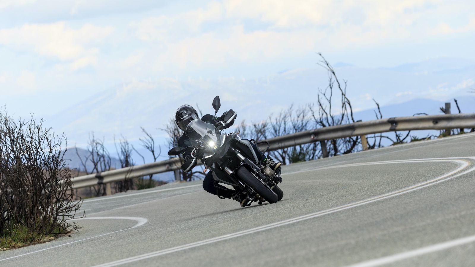 Δεν κρύβει την αγάπη της και για τη σπορ οδήγηση με τους 17άρηδες τροχούς και τα ελαστικά δρόμου.