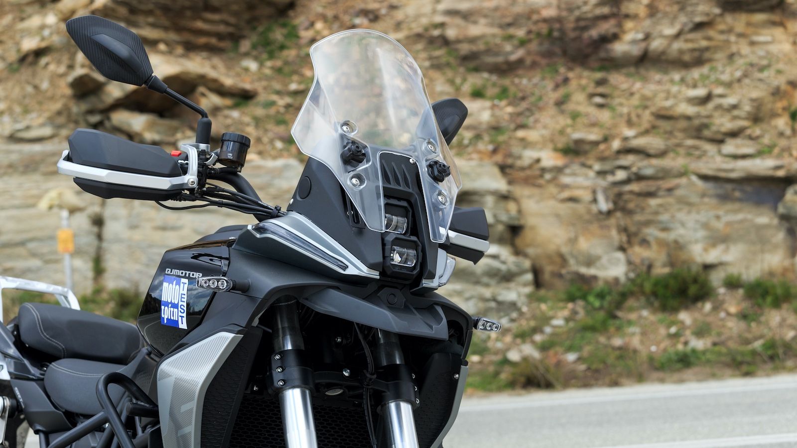 Από την πρώτη ματιά, τραβούν την προσοχή οι δύο προβολείς της μεσαίας και της μεγάλης σκάλας που έχουν «χωθεί» μέσα στην πρόσοψη.