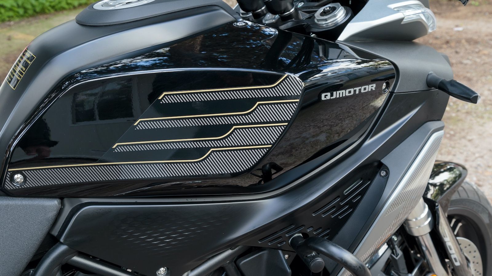 Μια μικρή πλοήγηση με τις αισθήσεις της αφής και της ακοής δείχνει ότι έχει γίνει πολύ καλή δουλειά στον τομέα της συναρμογής με τα πλαστικά να δείχνο