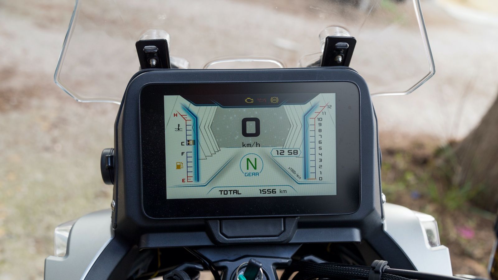 Ο ψηφιακός πίνακας οργάνων είναι ευχάριστος στην όψη και διαθέτει αυτόματη προσαρμογή θέματος ημέρας-νύχτας και ματ επίστρωση.