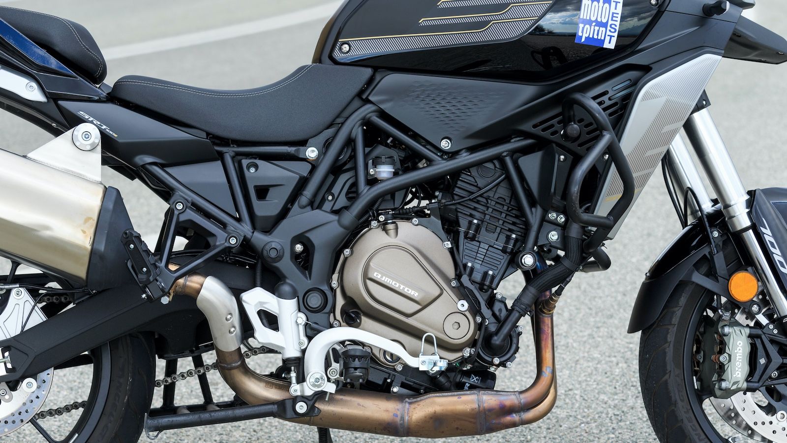 Εύκολα μεταμορφώνεται σε ένα πειθήνιο και άκρως προβλέψιμο σύνολο που «ακούει» στο γκάζι σχεδόν υποδειγματικά και προσφέρει και άφθονες νότες διασκέασ