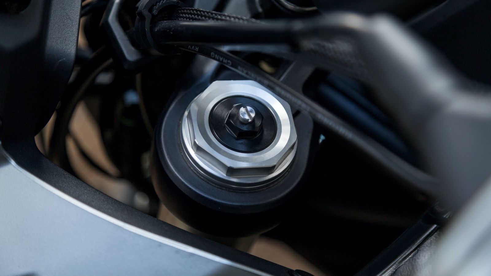 Πολύ καλή και σωστή πληροφόρηση από τις ρυθμιζόμενες αναρτήσεις για ό,τι γίνεται κάτω από τα χέρια και τα πόδια του οδηγού.