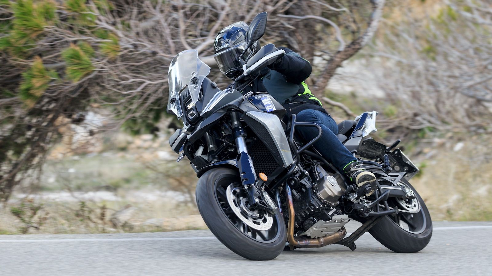 Σε συντροφεύει στην καθημερινή μετακίνηση και στις βόλτες χωρίς να «δυσανασχετεί», προσφέροντας υψηλά επίπεδα άνεσης και ασφάλειας.