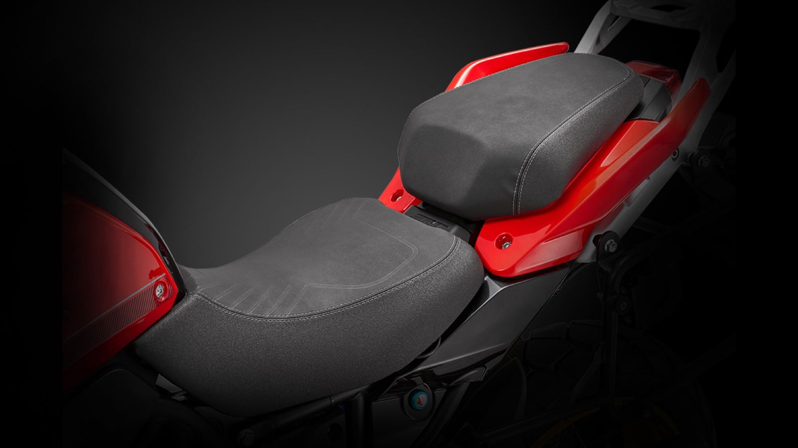 QJMOTOR SRT 700 SX: All Inclusive με 3 βαλίτσες και λιγότερο από 7 χιλιάρικα